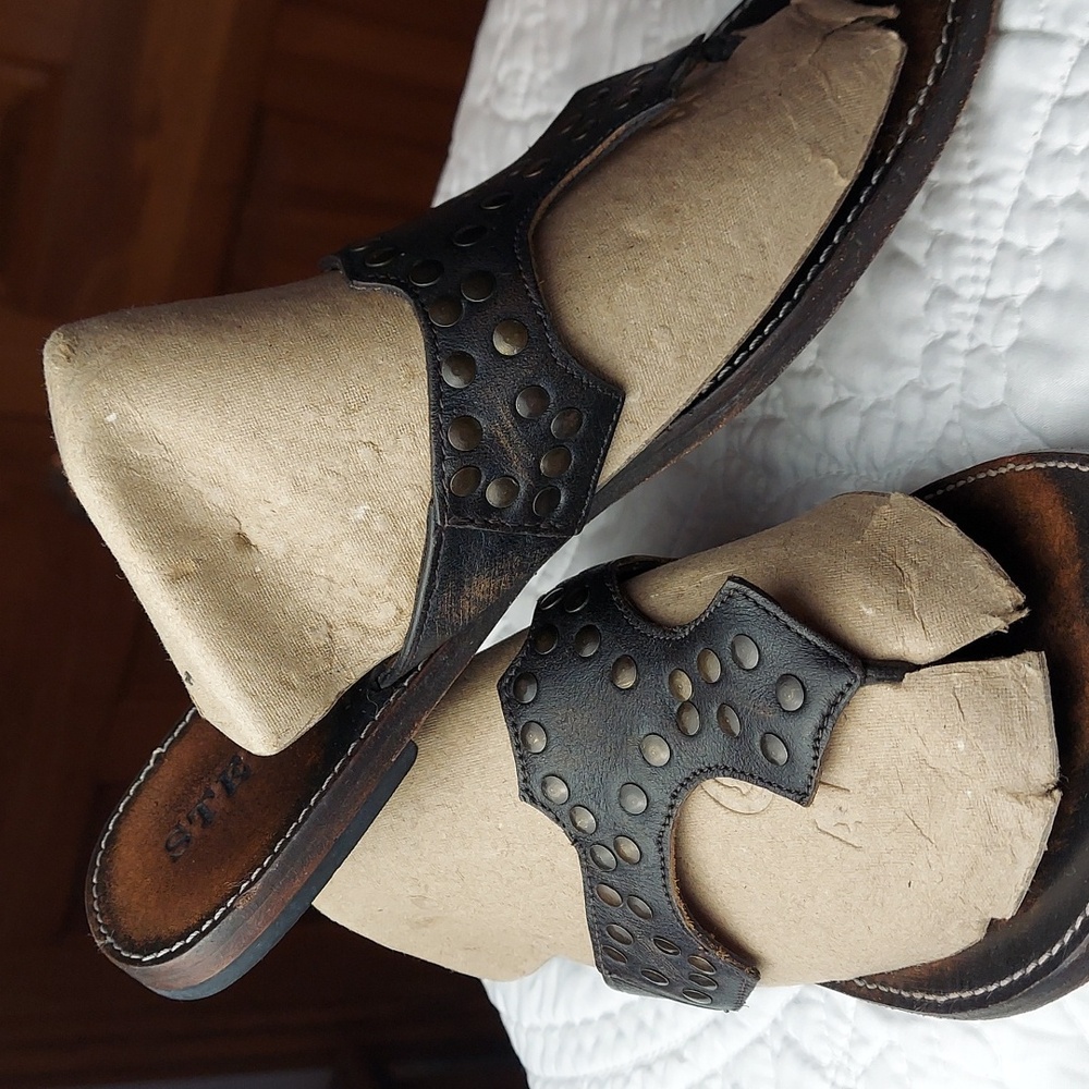 - Stetson Women's Black, Brown Studded Leather Thong Sandals, Western, Size 8.5 - Picture 7 of 13